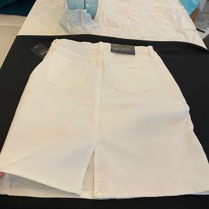 Jones New York stretchy white jean skirt. Icon fit